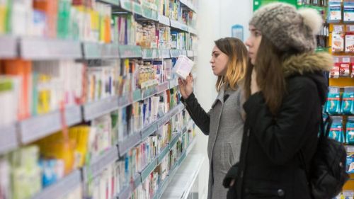 Несовершеннолетним могут запретить покупать лекарства